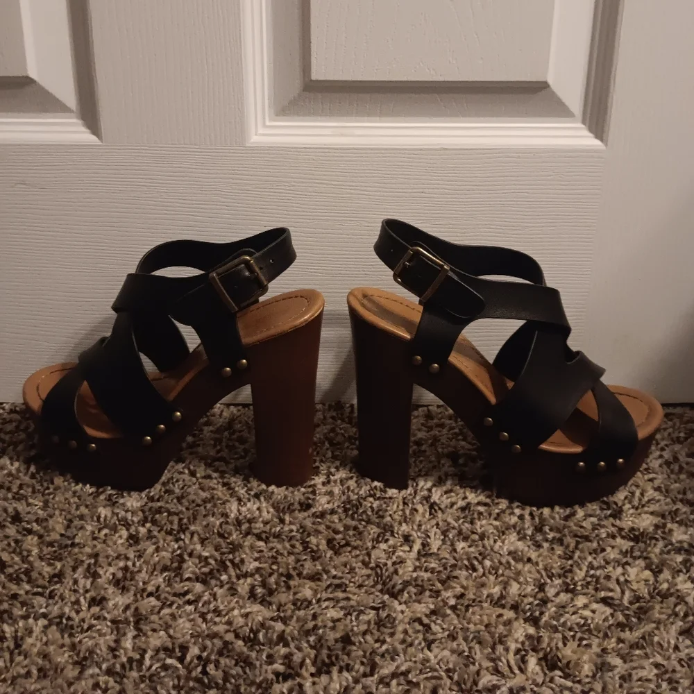 Black Wooden Platform Sandal - Picture 5 of 5